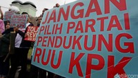 Demonstran membentangkan poster-poster tuntutan.