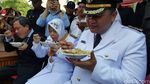 Warga Serbu Makanan Usai Pelantikan Risma
