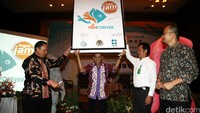 (Kiri-kanan) Dirjen Pengelolaan Ruang Laut, Kementerian Kelautan dan Perikanan Agus Dermawan, VP RARE Indonesia Taufiq Alimi, Sekretaris Direktorat Jenderal Konservasi Sumber Daya Alam dan Ekosistem Agus Budi Santoso dan Ketua Yayasan Nelayan Tradisional Indonesia Riza Damanik mengangkat papan bertuliskan Fish Forever saat peluncuran kampanye Pride bagi Pengelolaan Akses Area Perikanan di Jakarta, Rabu (17/02/2016).
