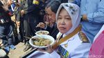 Warga Serbu Makanan Usai Pelantikan Risma