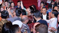 Para diaspora selfie dengan Jokowi. Ist/Setpres/detikFoto.