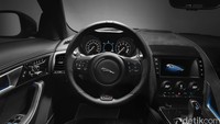 Di bagian interior, sistem layar sentuh dengan kulit terbaik dijamin menambah kenyamanan dalam mobil. Terakhir soal harga model ini akan dibanderol mulai US$ 125.950 atau sekitar Rp 1,7 miliar. Foto: Jaguar