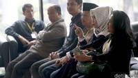 Mohamad Hilmi dan Widia Kandi Susanti menunggu dipanggil penyidik di ruang tunggu KPK.