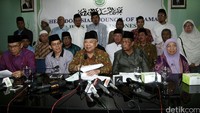 Ketua MUI Maruf Amin (tengah) didampingi beberapa ketua ormas Islam menggelar jumpa pers terkait Lesbian, Gay, Biseksual, dan Transgender (LGBT) di kantor MUI, Jakarta, Rabu (17/2/2016).