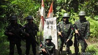 Para Prajurit berfoto bersama di Patok MM 4.3 perbatasan Republik Indonesia dengan Papua Nugini. Istimewa/dok TNI.