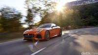 Jaguar F-Type SVR akan menggendong mesin V8 5.0 liter, yang mampu menyemburkan 575 daya kuda di 6.500 RPM dan torsi mencapai 516 lb-ft mulai RPM 3.500-5.000. Dengan mengusung 8 percepatan, Jaguar F-Type SVR hanya butuh 3,5 detik untuk bisa berlari 0-96 km/jam atau lebih cepat 2 detik dibandingkan F-Type R. Jaguar SVR ini akan mampu mencapai topspeed hingga 200 mil per jam atau sekitar 321 km/jam. Foto: Jaguar