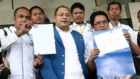 Ketua Departemen Urusan KPK DPP Partai Demokrat, Jemmy Setiawan  bersama kader DPP Partai Demokrat menunjukkan surat dukungan untuk KPK saat mendatangi Gedung KPK, Jakarta, Rabu (17/2/2016).