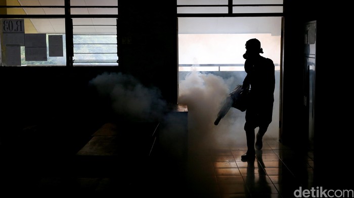 Penyemprotan asap (fogging) di SMPN 145, Setiabudi Ujung, Jakarta (17/2/2016)