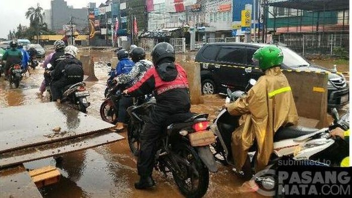 Diguyur Hujan, Jalan Kalimalang Arah Bekasi Tergenang Air