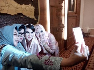 Usai Pelantikan Sang Suami, Arumi Bachsin Banjir Foto Bareng