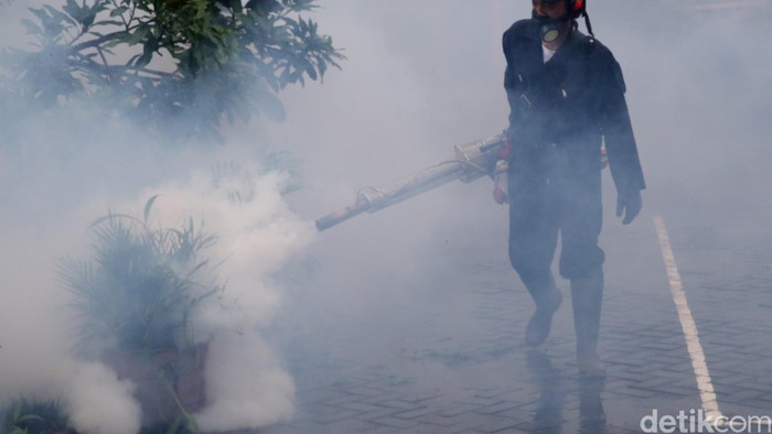 Penyemprotan asap (fogging) di Jakarta (17/2/2016)