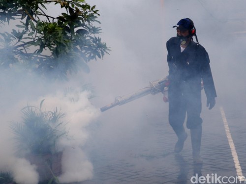 Penyemprotan asap (fogging) di Jakarta (17/2/2016)