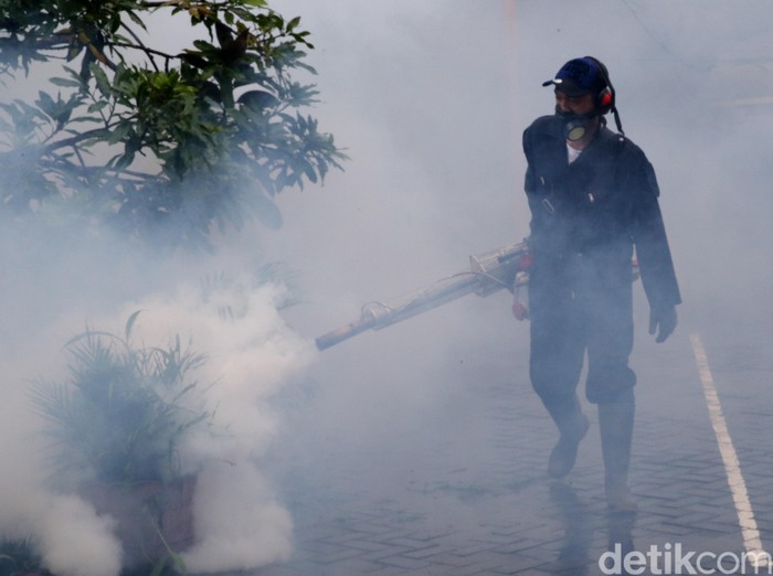 Penyemprotan asap (fogging) di Jakarta (17/2/2016)