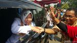 Warga Serbu Makanan Usai Pelantikan Risma