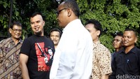 Ketua Penjaringan Partai Gerindra DKI Syarif Msi tiba pukul 17.20 WIB, di kediaman Dhani di kawasan Pondok Indah, Jakarta Selatan.