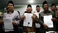Maruf Amin (tengah) menunjukkan surat pernyataan sikap MUI dan ormas Islam terkait LGBT.