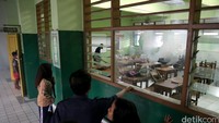Petugas Puskesmas Setiabudi melakukan pengasapan (fogging) di SMPN 145 Menteng Pulo, Jakarta, Selasa (17/2/2016).