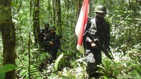 Prajurit TNI dari Satuan Tugas Batalyon Infanteri (Satgas Yonif) 406/Candra Kusuma, Purbalingga, Jawa Tengah, yang tengah melaksanakan tugas di Papua melaksanakan Patroli. Istimewa/dok TNI.