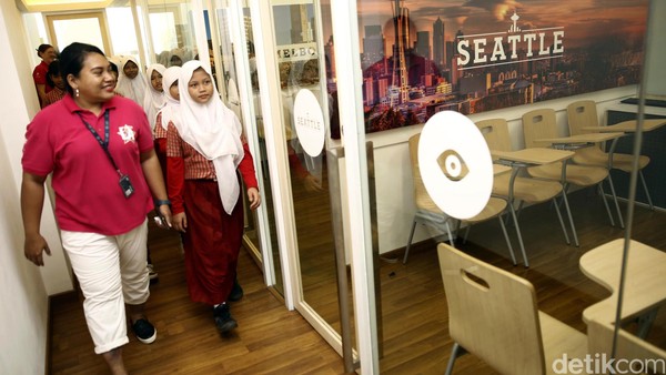 Siswa SDN Sumur Batu Bekasi Dapat Pelatihan Bahasa Inggris