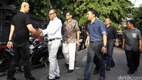Musisi Ahmad Dhani menerima kunjungan sejumlah politisi dari partai Gerindra DKI Jakarta, di kediamannya di kawasan Pondok Indah, Jakarta Selatan, Rabu (17/2/2016).