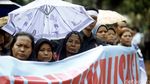 Puluhan Buruh Demo di Polda Metro Jaya