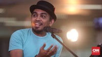 Penulis lagu dan penyanyi R&B Glenn Fredly sebagai tamu Music at Newsroom di kantor redaksi CNN Indonesia, Jakarta, Rabu, 17 Februari 2016. CNN Indonesia/Safir Makki