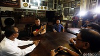 Ahmad Dhani saat menerima kunjungan Ketua Penjaringan Gerindra DKI Jakarta, Syarif di kediamannya.