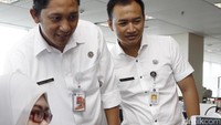 PNS DKI Jakarta tampak sudah mulai mengenakan seragam kemeja putih dan bawahan hitam. 