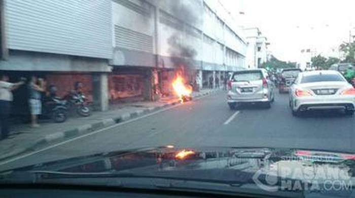 Sebuah Motor Terbakar di Depan Stasiun Kota