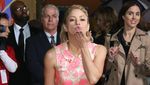 Pakai Dress Mini Pink, Shakira Manis Banget!
