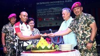 Tim Ekspedisi Indonesia Raya ini dilepas oleh Pendiri Yayasan Artha Graha Peduli Tommy Winata dan Komandan Korps Marinir Mayjen TNI Buyung Lalana. Acara pelepasan berlangsung di Hotel Borobudur, Jakarta Pusat, Kamis (18/2/2016).