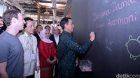 Jokowi sempat menuliskan beberapa kalimat di dinding kantor Facebook. Jokowi menulis Bersama Damai Dalam Harmoni. Ist/Setpres/detikFoto.