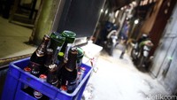 Hanya beberapa kafe yang masih buka, itu juga sepi pengunjung.