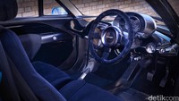 Interior mobil yang bisa menampung 2 orang. Mobil memiliki bobot yang ringan, kuat, aman, irit dan ramah lingkungan dengan emisi karbon 40 gram karbon dioksida per kilometernya. Foto: Rasa