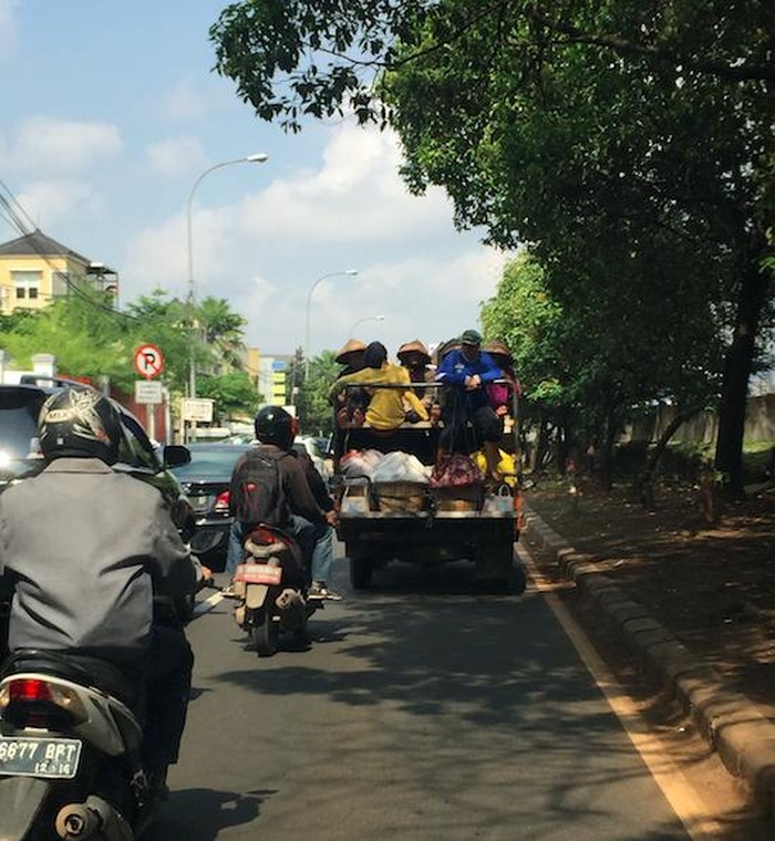 Ironi Pikap Tua di Tengah Kemacetan Jakarta