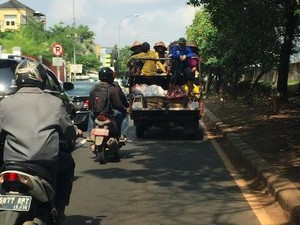 Ironi Pikap Tua di Tengah Kemacetan Jakarta