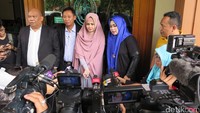 Stuart mau datang, tapi nggak usah pakai syarat. Itu berlebihan, kata pengacaranya, Fery Ericson.
