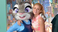 Shakira saat berpose bersama salah satu karakter Zootopia.  Frederick M. Brown/Getty Images/detikFoto.