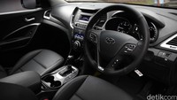 Pengendara serta penumpang juga tambah nyaman dengan automatic AC with front dual zone climate control system dan triple blower AC vent.