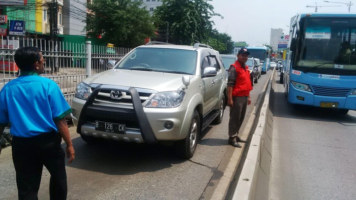 Mobil berkode CD mogok di jalur Busway di jalan warung jati Raya persis di depan RS JMC Jakarta Selatan akibatnya jalr bus way arah kuningan macet, Kamis (18/9/2016)