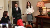 Demi meningkatkan kesadaran publik pada masalah kesehatan mental anak, Kate Middleton ikut begabung bersama tim Huffington Post UK di Istana Kensington, Inggris, pada Rabu (17/2/2016). Chris Jackson/Getty Images/detikFoto.