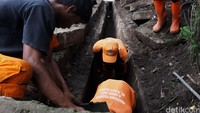 Pasukan oranye membersihkan selokan untuk menjaga tidak terjadinya banjir saat hujan mengguyur Jakarta, Kamis (18/02/2016).