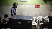Para penghuni mulai mengemasi barang-barangnya.