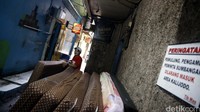Para penghuni memindahkan barang-barangnya.