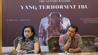 Sri Astari Rasjid sudah berkarya di dunia seni kontemporer sejak 3 dekade. Sebelum menjadi Dubes RI untuk Bulgaria, dia pernah menggelar pameran retrospektif Yang Terhormat Ibu di Yogyakarta. Foto: Tia Agnes