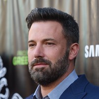 Ben Affleck bergabung dengan Raya, aplikasi kencan eksklusif untuk para pesohor seperti selebriti, influencer hingga figur publik. Pada Mei 2021, bintang Batman ini bikin heboh setelah mengirimkan video ke seorang wanita, yang unmatch dirinya karena mengira akunnya palsu. Nivine, kenapa aku di-unmatch? Ini aku, ujarnya di video tersebut. Foto: Angela Weiss