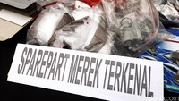 Onderdil palsu yang diamankan mulai dari karburator, rantai, gir hingga piringan cakram.