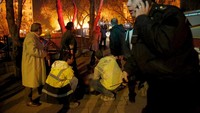 Tim penyelamat mengevakuasi korban ledakan bom. Hingga kini tercatat 28 korban tewas dan 61 orang luka-luka akibat kejadian ini. Mustafa Kirazli/Cihan News Agency Turkey Out/Reuters/detikFoto.