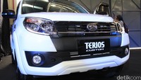 Daihatsu menambahkan body sticker, emblem dan Muffle Cutter, yang membuat tampilan Terios Custom terkesan modern dan dinamis sebagai mobil petualang. Foto: M Luthfi Andika.