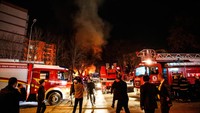 Gumpalan asap terlihat jelas ketika ledakan tersebut terjadi di dekat markas militer Turki dan Gedung Parlemen. Pool/Defne Karadeniz/Getty Images.